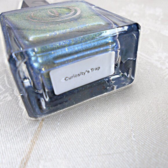 Mooncat Nail Polish Lacquer - Curiosity's Trap - Magnetic - Cateye + Magnet - Picture 5 of 9